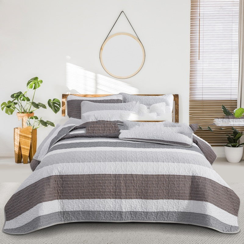 Stylish quilted bedspread for every season